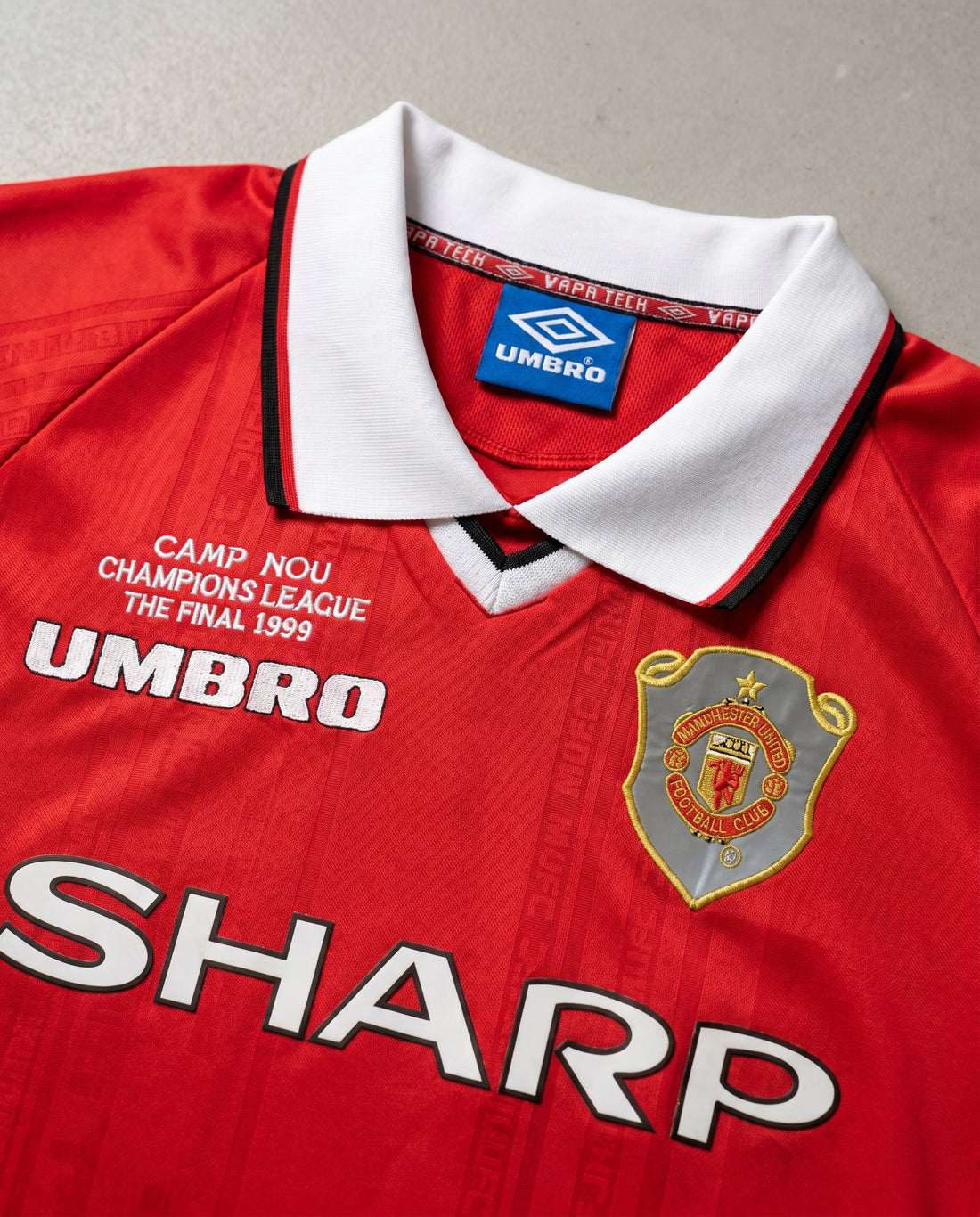 Manchester United Local 1999 retro shirt detail