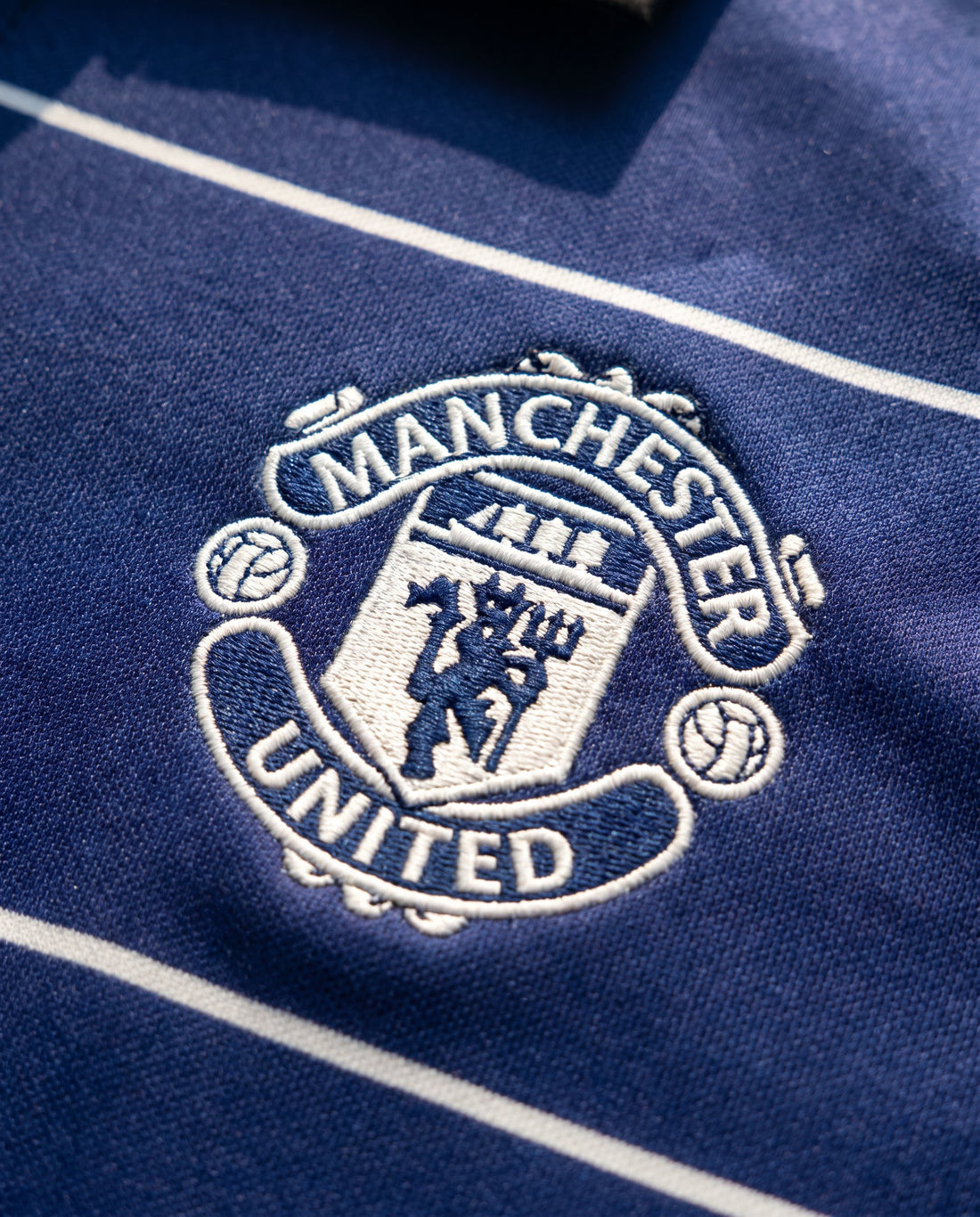 Manchester United Visitante 1999 retro shirt detail