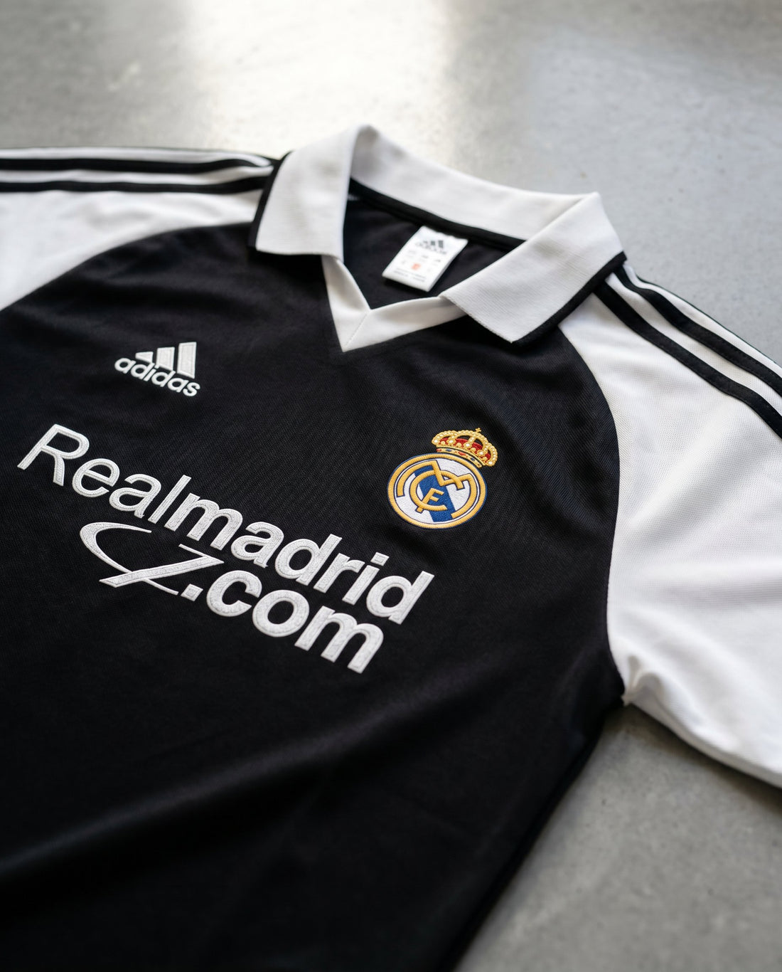 Real Madrid Visitante 2001 retro shirt detail