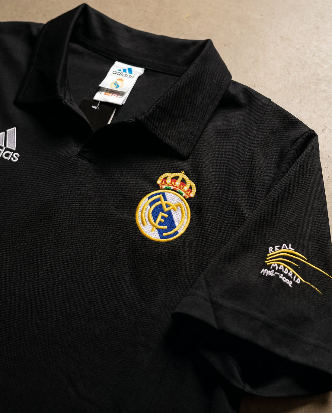 Real Madrid Visitante 2002 retro shirt detail