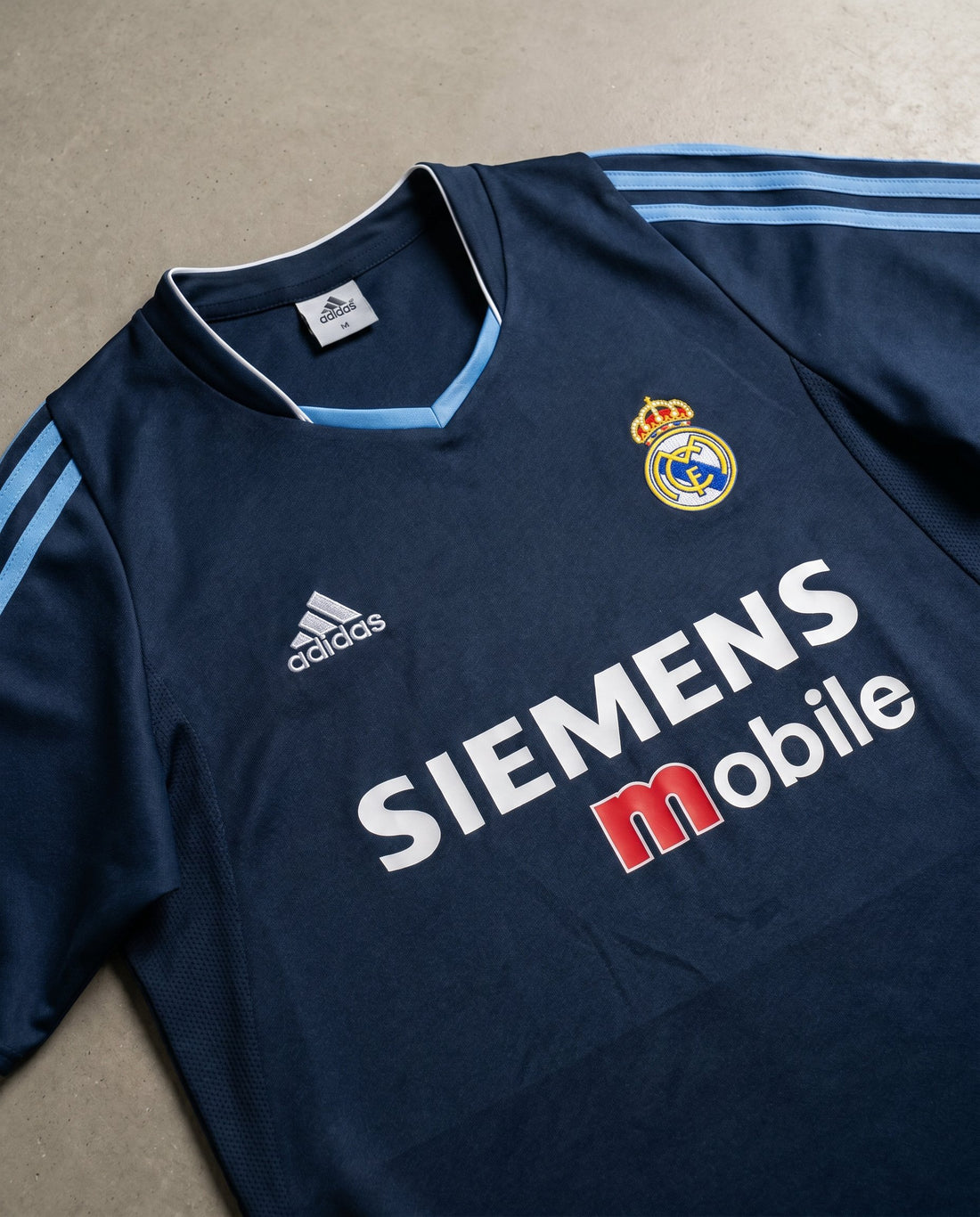 Real Madrid Visitante 2003 retro shirt detail